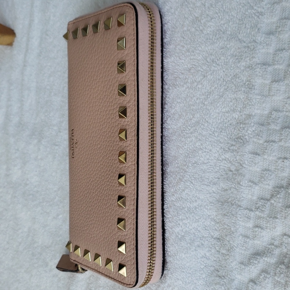 Valentino Garavani Rock stud zippy wallet 🔥 💕 - Picture 12 of 16